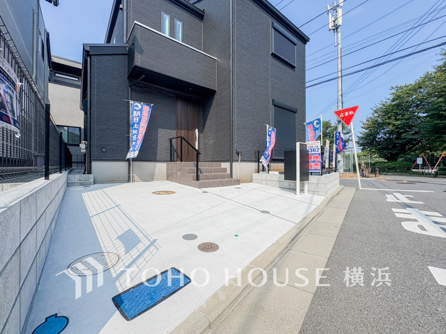 堂々たる趣ながら、主張し過ぎずどこか余裕を感じさせるシャープなフォルムで佇む邸宅は、晴天の空と照らし合わせる事で、本来あるべき完成形の姿を見せてくれます。 