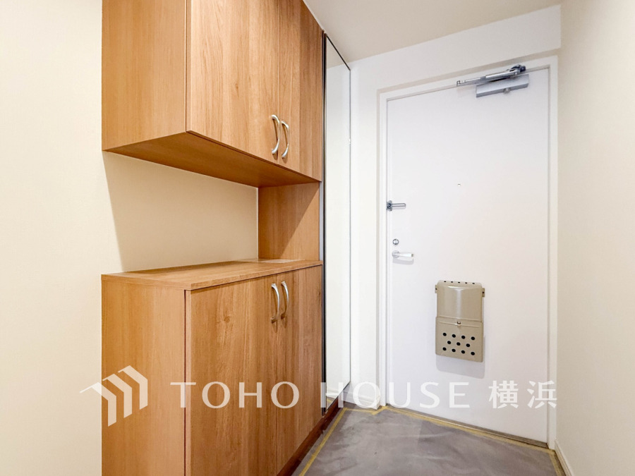 豊富な収納を備えた玄関。落ち着いた色を基調としていて、上質感のある空間です。
