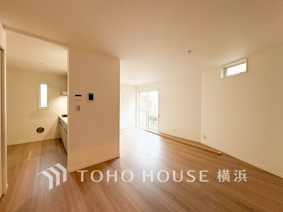 家族と過ごすひと時を溢れる光が優しく包み込むリビングダイニング。家族とともに、心穏やかに過ごすひととき。家族との時間、自分の時間を大切にできる空間がここにあります。