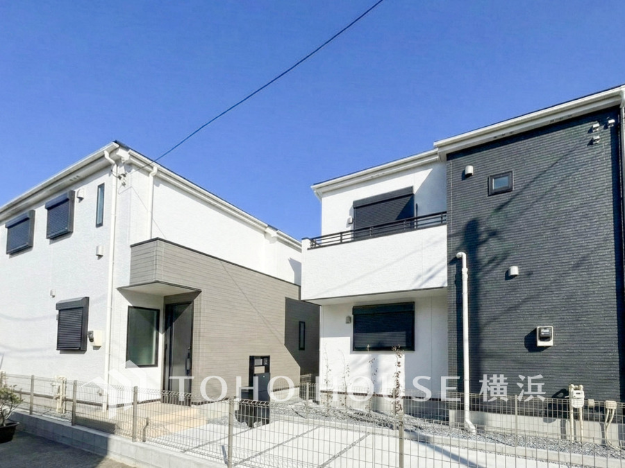 スタイリッシュなデザインの新築住宅。明るく快適な住環境で、家族の理想の暮らしを実現します。左手が1号棟になります。