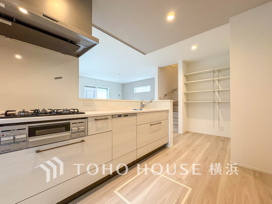 内装の主役でもあり、日常活躍する重要な水回りでもあるからこそ機能性・デザイン性に力を入れております。お手入れのしやすいシステムキッチンを採用しております。