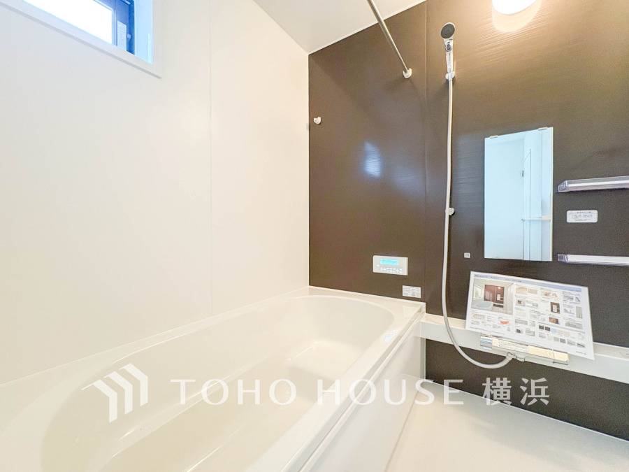 快適な使い心地とゆとりある空間が1日の疲れを解きほぐすバスルーム。空間も浴槽もゆったりのびのび使えるゆとり設計。広く感じるゆとり設計で快適なリラックスタイムを過ごせます。