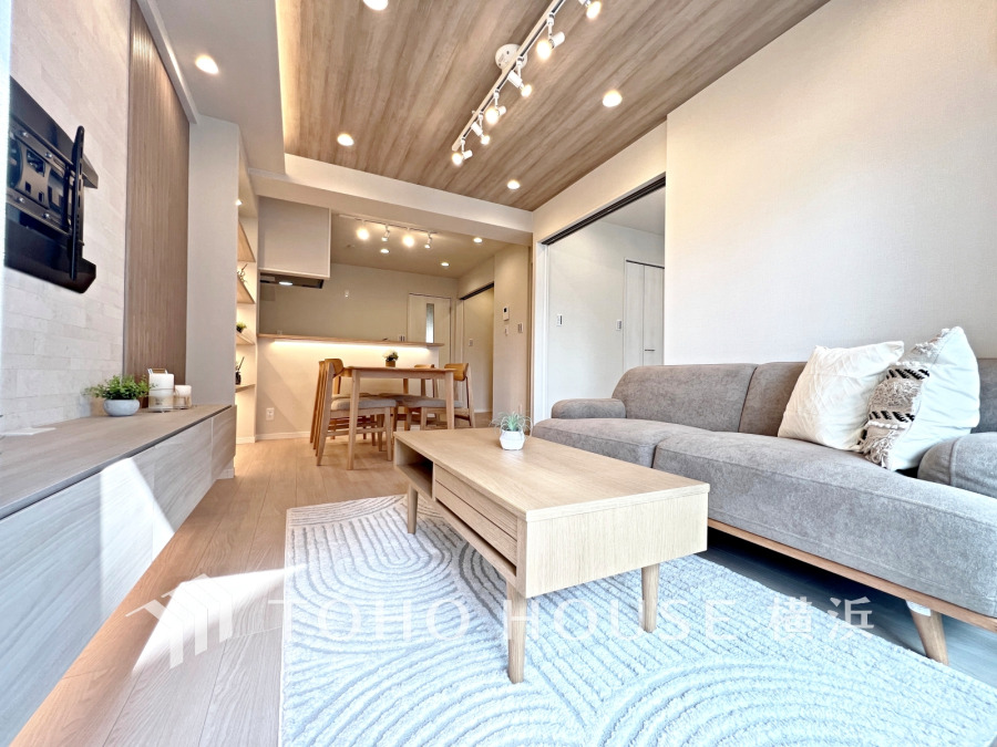 広々としたリビングダイニングは、シックでモダンな内装。落ち着いた雰囲気に包まれて、伸びやかな空間の中で、ゆったりと家族団らんのひとときを過ごせます。