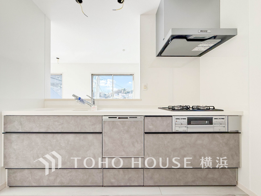 家事動線やリビングとのつながりに配慮し、食事の準備や片付けなどの家事を楽しくするキッチンスペースに仕上げました。毎日使う場所だから気持よく使えて、居心地の良い空間に。