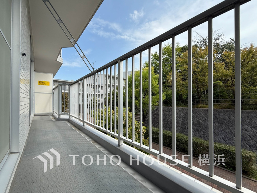 広いバルコニーは、暮らしの中での光と風を演出してくれています。見事なまでの開放的な空間をお楽しみください。