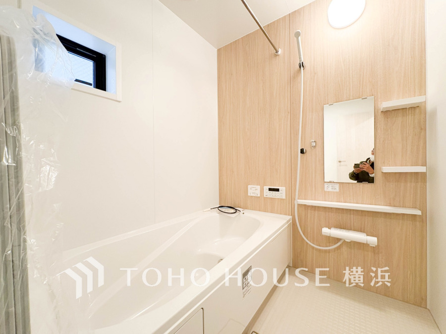 上質が感じられる質感とカラーリングで、清潔な空間美を実現。一日の疲れが癒される優雅なバスタイムを堪能できるゆとりあるバスルームです。