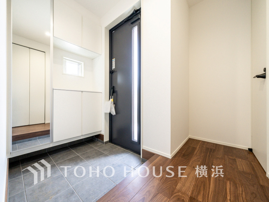 開放感のある玄関ホール。帰り着くとホッと落ち着けるような色合いのデザインで、爽やかさを感じられる空間に仕上げました。ここに住まう幸せをいつも感じてしまいそうな空間。