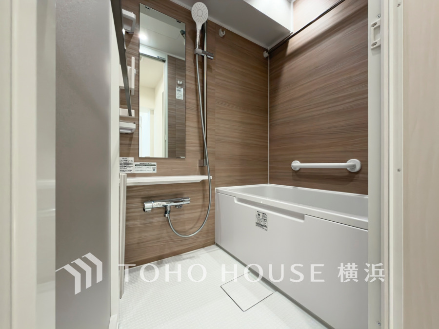 1日の疲れを癒すバスルームは、心地よいリラックスを叶える清潔感溢れる美しい空間です。心からゆったりと寛いでいただけるよう、ゆとりのスペースを確保してます。