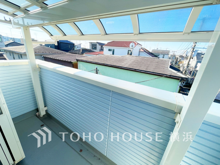 雨の日も安心な屋根付きバルコニー。周囲の景色を楽しみながら、ゆったりとした時間を過ごせます。