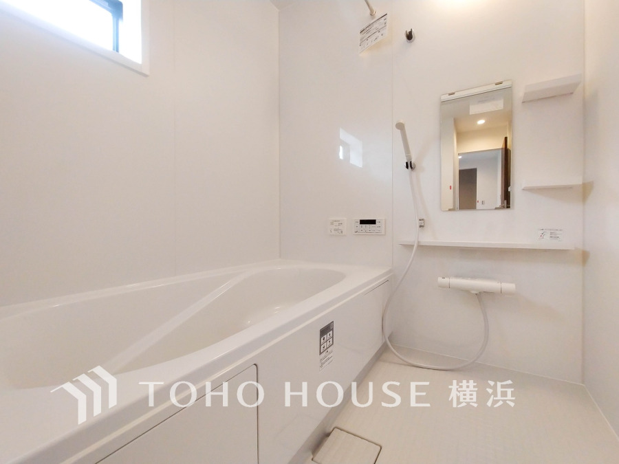 自然光がたっぷりと入る窓が付きで、換気にも採光にも恵まれた明るいバスルーム。清潔感のある色使いで空間を爽やかに、心地よい寛ぎ時間を演出してくれます。一日頑張った身体を癒してくれる空間。