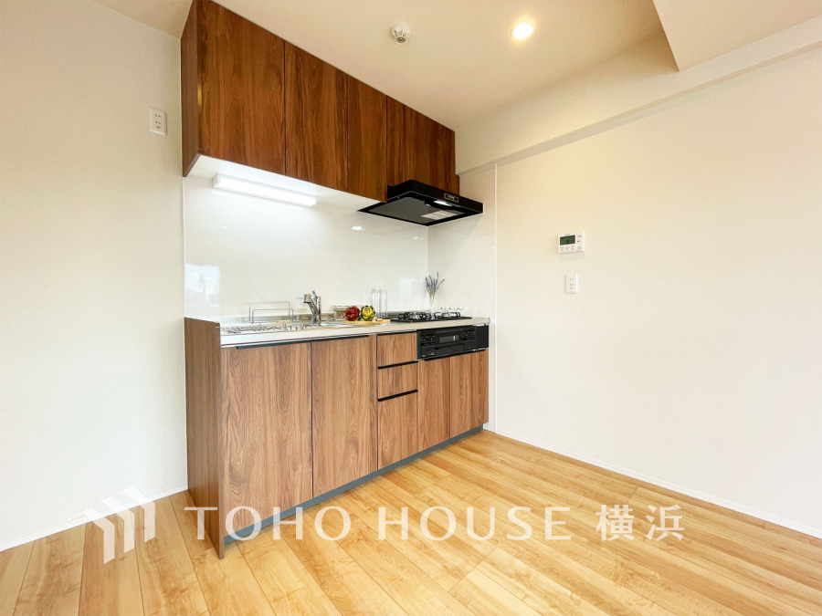 木目調の温かみあるデザインと使いやすさを両立した、明るく清潔感あふれるキッチン空間です。