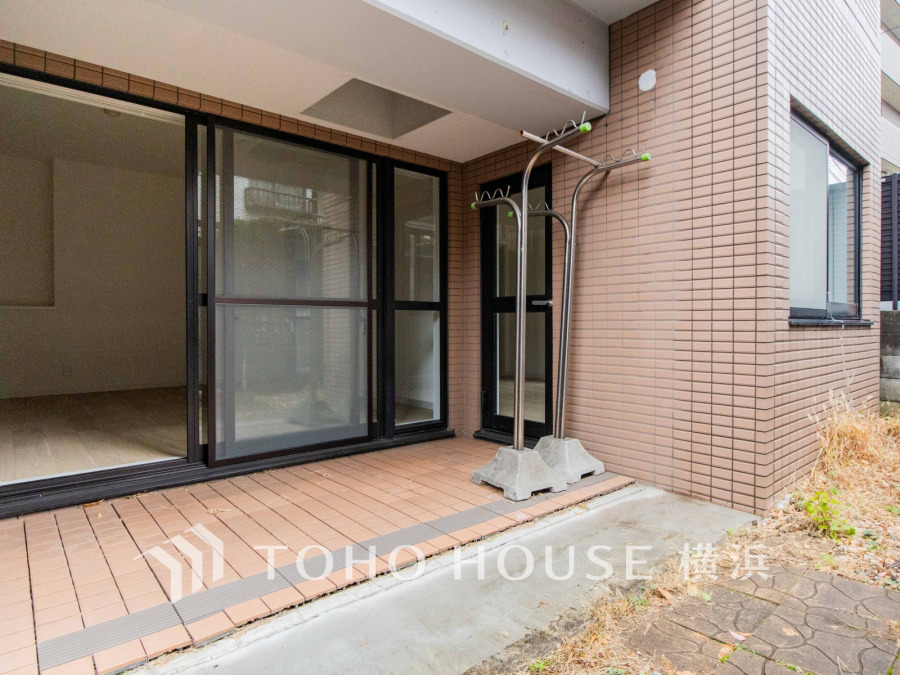 毎日の暮らしの中に癒しを与えてくれるお庭スペース。小さなお子様の遊び場にもちょうど良い空間です。ガーデニングで色とりどりの草花を綺麗に飾ればより一層華やかな空間になります。