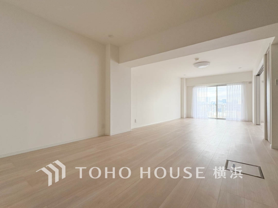 広々としたリビング・ダイニングは、光が広がるシンプルさがお洒落な内装。落ち着いた雰囲気に包まれて、伸びやかな空間のなかで、ゆったりと家族団らんのひとときを過ごせます。