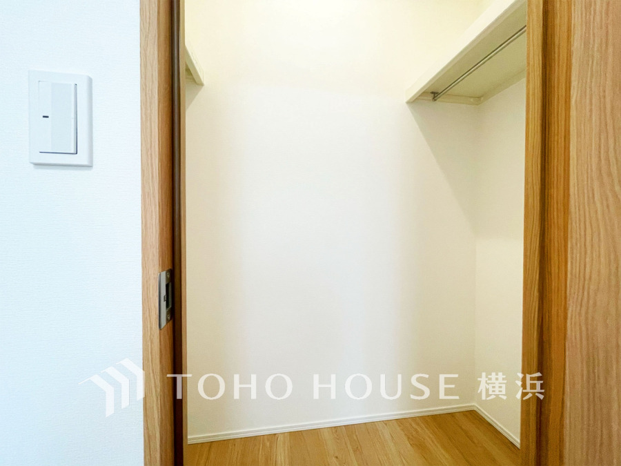洋服やバッグなどかさばる物を大量に収納できます。タンスなどの家具を置かずに済むので、お部屋を丸ごと使えてスッキリ♪暮らし心地を大きく左右する収納が豊富なお住まいです。