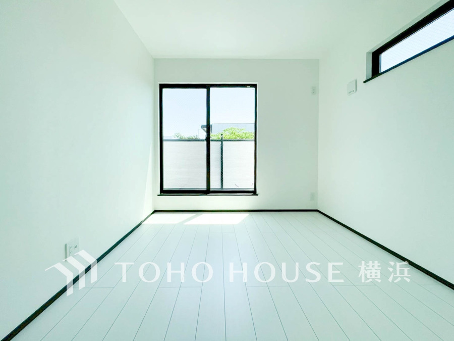 穏やかな風と陽光を導き、プライバシーに配慮された設計プランを採用し、居住性を一段と心地よいものにしています。明るく開放的な空間を演出しております。