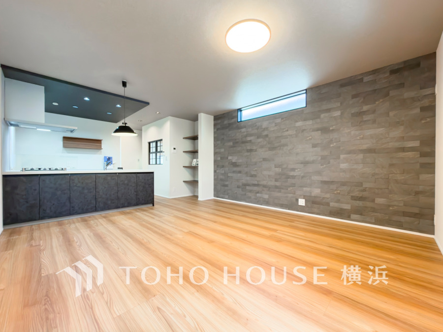 ここにはみんなが集い、食事と楽しい会話が始まる。話に夢中になりすぎて、ついつい時を忘れてしまう。そんな束の間の幸せを感じさせてくれる場所。