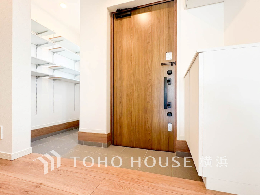 お客様をお迎えする玄関は落ち着いた雰囲気。帰り着くたびに洗練されたテイストの空間に迎えられ誇りと喜びを感じる玄関まわりです。