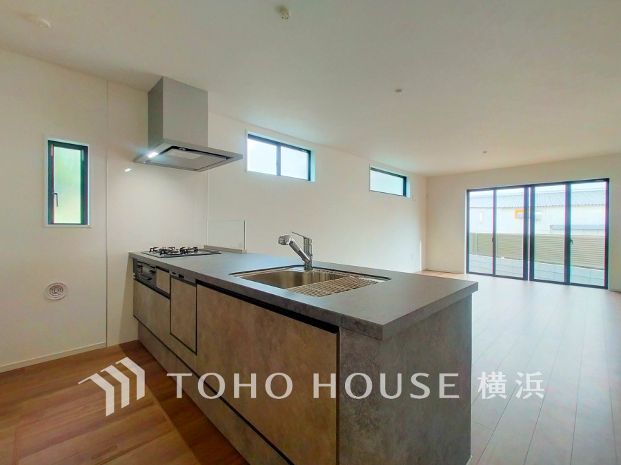 開放的な対面キッチンは、リビングで寛ぐご家族と会話をしながらお料理が出来ます。