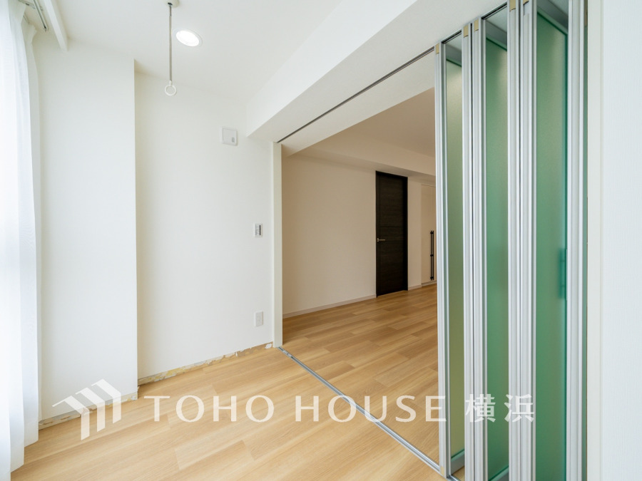 リビングの先にはサンルームとしてお使い頂ける約3帖の「シャイニースクエア」。植物を育てたり、リフレッシュ空間にしたり、使い方はさまざま。