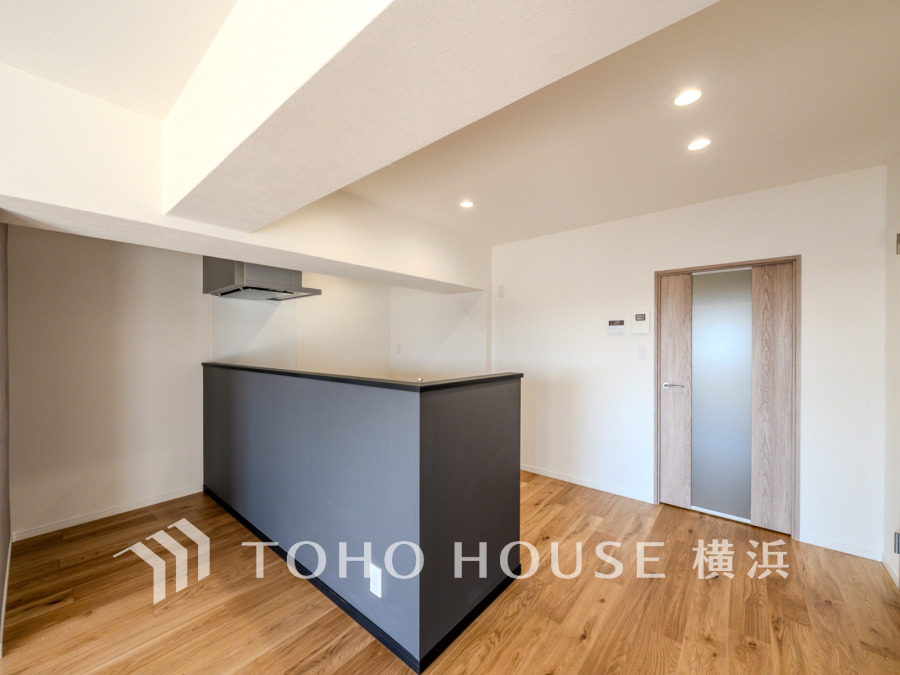 機能性とデザイン性を兼ね備えたシステムキッチン。リビングとの一体感も考慮された美しい空間です。



