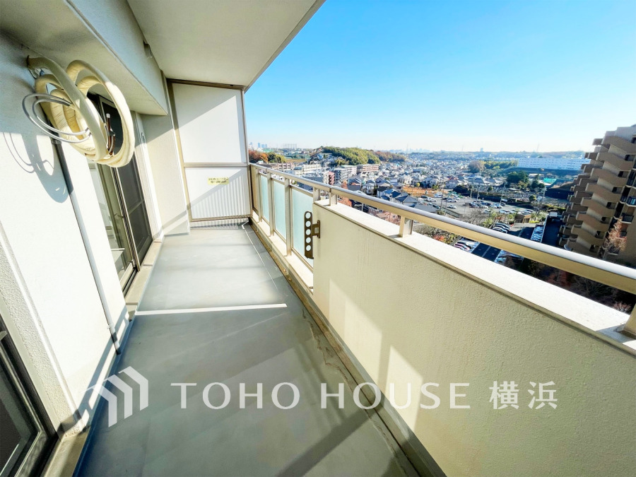 陽当たり良好で開放感あふれるバルコニーから、広がる街並みと自然の景色を一望できます。