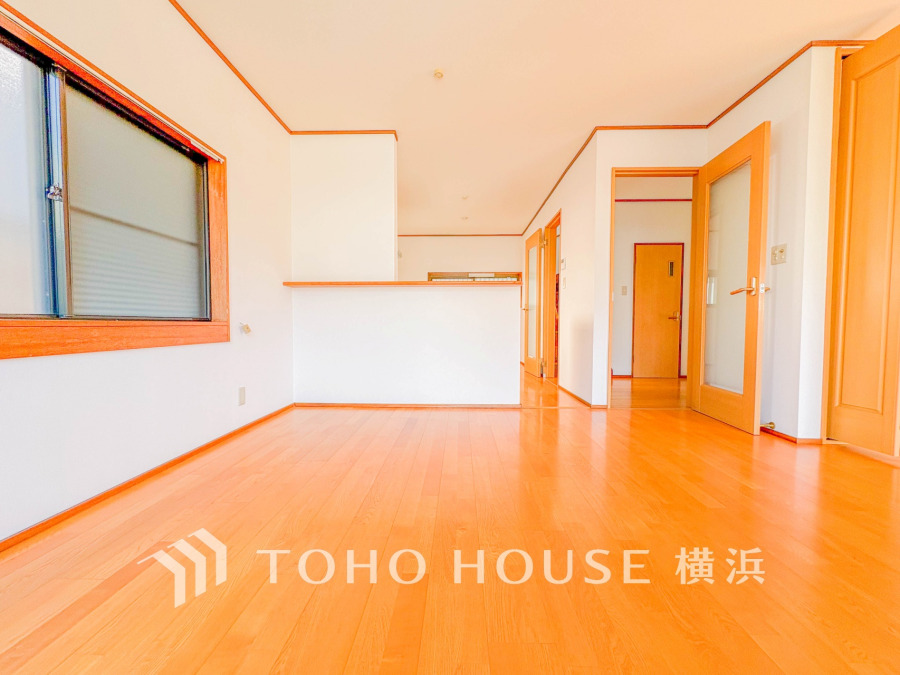 広々としたリビングダイニングは、シックでモダンな内装。落ち着いた雰囲気に包まれて、伸びやかな空間の中で、ゆったりと家族団らんのひとときを過ごせます。