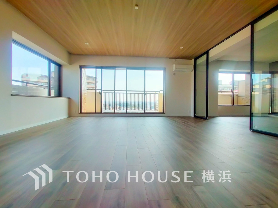 家族と過ごすひと時を溢れる光が優しく包み込むリビングダイニング。家族とともに、心穏やかに過ごすひととき。家族との時間、自分の時間を大切にできる空間がここにあります。