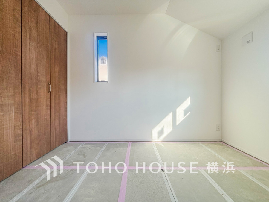 採光もアクセントの一つとして。プライベートルームにはやさしい光が射し込んでいて、この明るい好みの空間で読書をしたり、音楽を聞いたりと一人の時間も充実したものにできます。（2026年1月撮影）