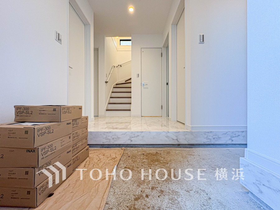 お客様をお迎えする玄関は落ち着いた雰囲気。帰り着くたびに洗練されたテイストの空間に迎えられ誇りと喜びを感じる玄関まわりです。