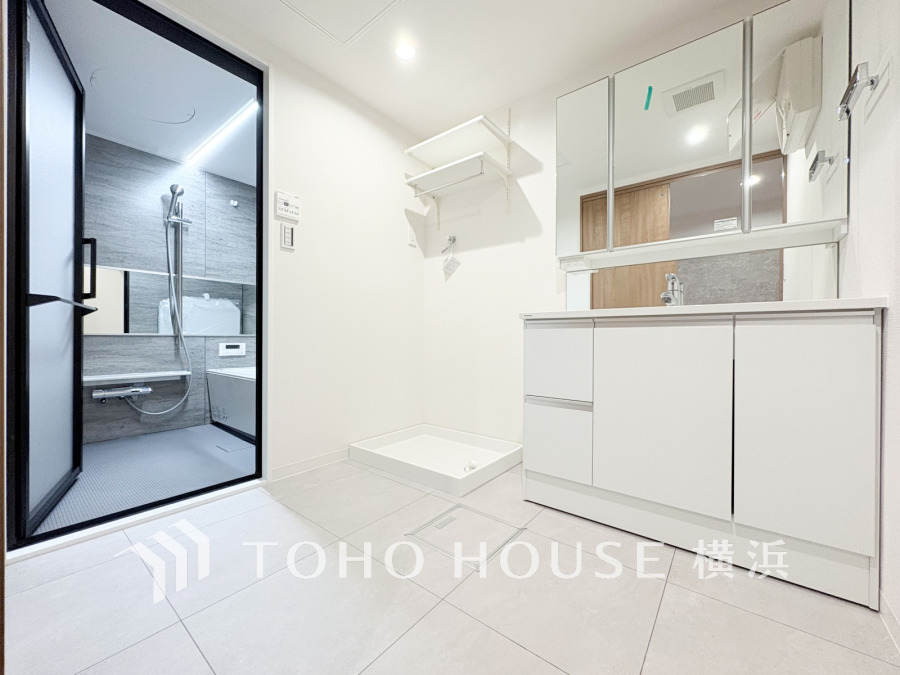 新規交換された洗面化粧台は美しく使いやすい機能が備えられています。ゆとりある広さと充実の収納も魅力です
