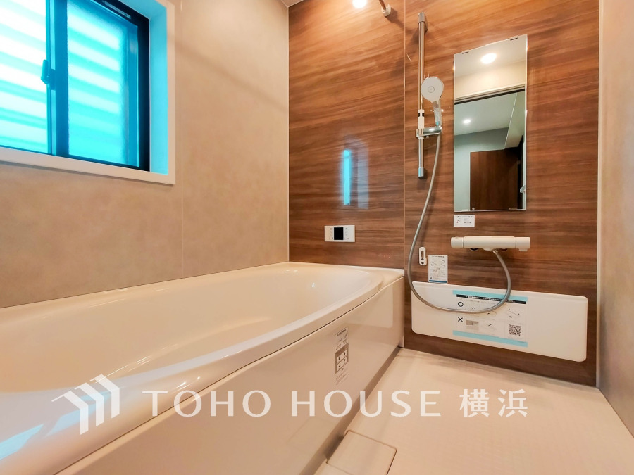 1日の疲れを取り心身を癒すことができる住まいの中のリラクゼーション空間、バスルーム。心からゆったりと寛いでいただけるよう、あたたかみのある色合いで仕上げています。