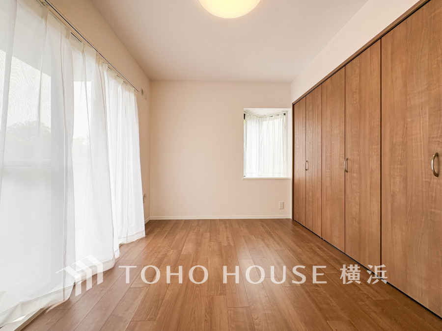 バルコニーに面した明るい洋室。穏やかな陽射しが、ゆったりとした寛ぎの時間を包みます。
