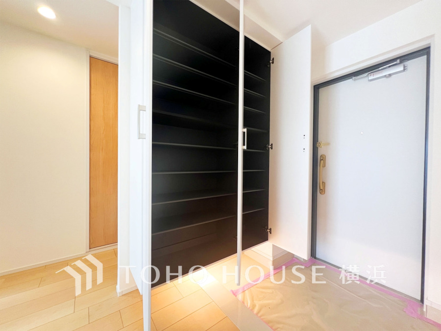 玄関には収納力のあるトールサイズのシューズクローゼットを設置。