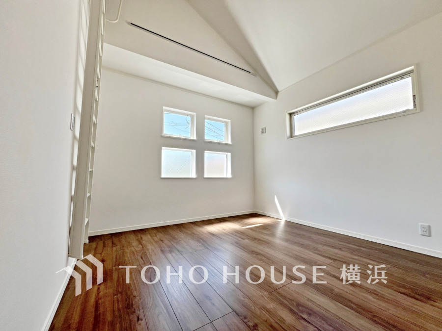 大きな窓からは快適な光を取り入れ、通気性能を上げる事で居心地の良い空間を演出します。多くの時間を過ごす住まいだからこそ、いつも快適な場所であるように心掛けています。