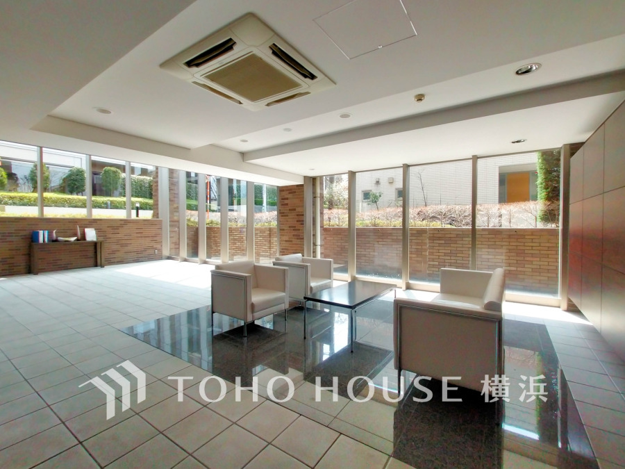 広々としたエントランススペース。柔らかな光溢れる開放的な空間です。
