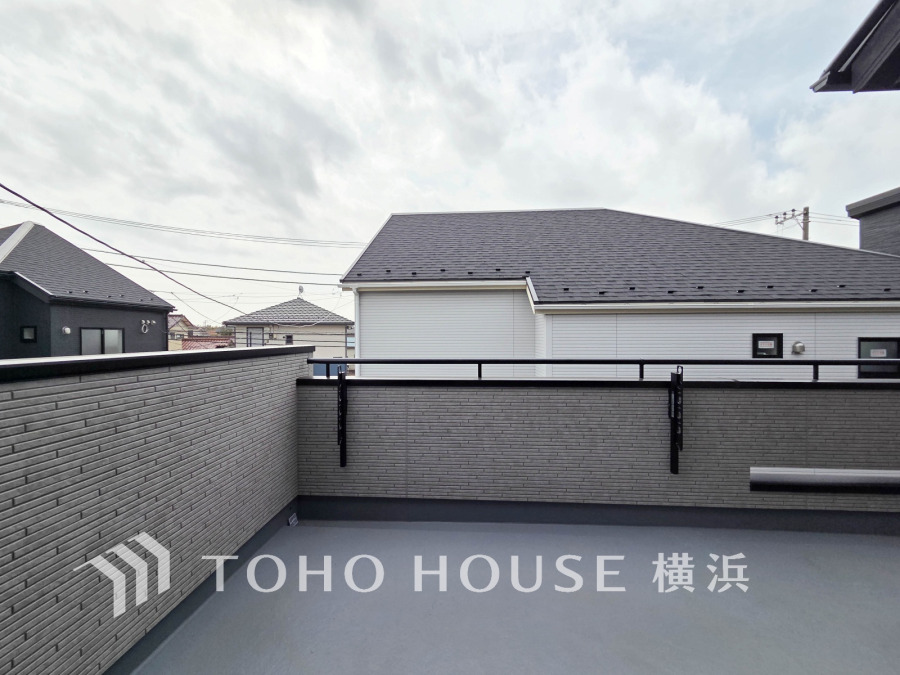 暮らしの中で光と風を演出してくれる広いバルコニー。見事なまでの開放的な空間を演出しながら、プライベート性も確保された空間は我が家の自慢。アウトドアリビングとしても楽しめそう。