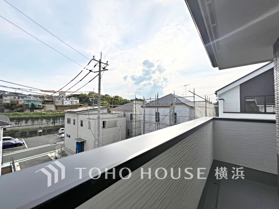 開放感あるバルコニーからの眺望。周辺の住宅と自然が調和した静かな住環境です。