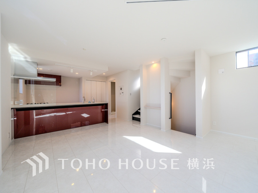 穏やかな時間の流れを楽しみ、寛ぎと笑顔が溢れるリビング。会話を楽しみ、ご家族の何気ない日常にいつもあたたかな幸せの花を添えます。