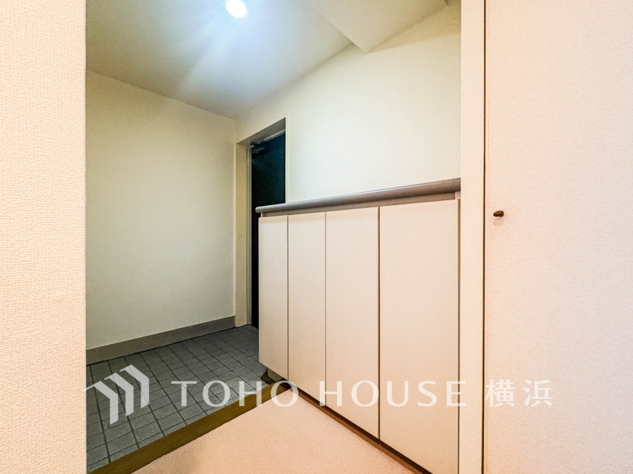 ご家族の帰り、訪れる方を優しく迎え、やすらぎに満ちた生活空間を予感させる。健やかな暮らしを楽しめそう。