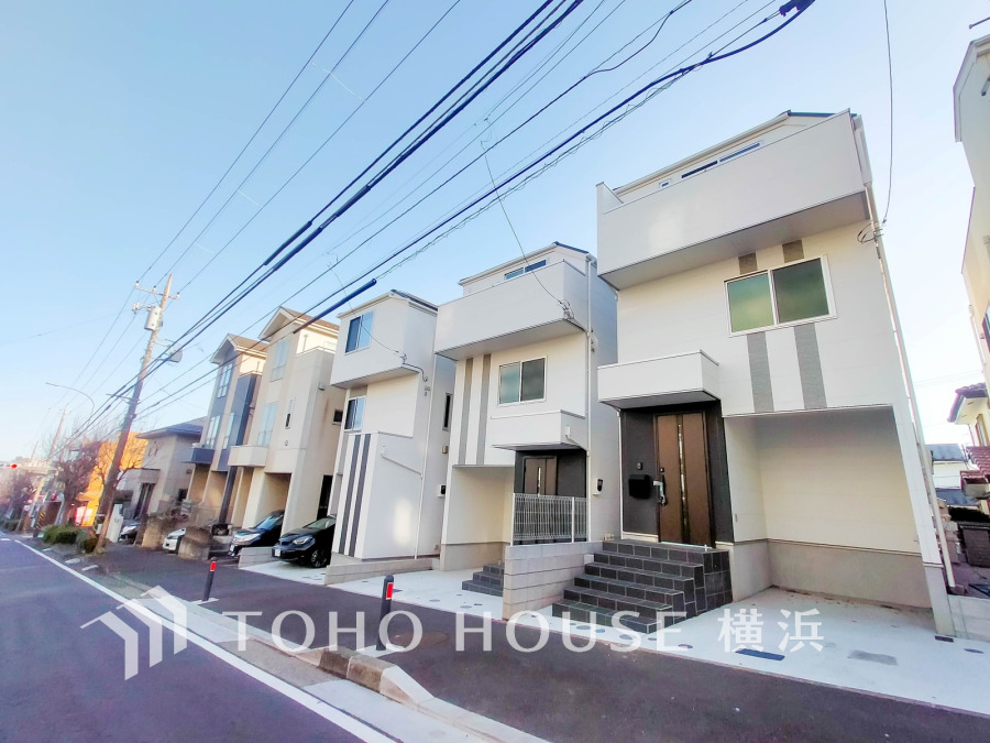 ふりそそぐ陽射しと開放的な空間形成。青空を背景に更なる美しさを醸す佇まい。暖かな陽光と爽やかな風がハーモニーを奏でる上質な空間を愉しむ暮らしがここにある。