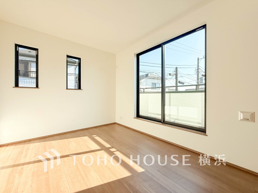 バルコニーに面した明るい洋室。穏やかな陽射しが、ゆったりとした寛ぎの時間を包みます。
