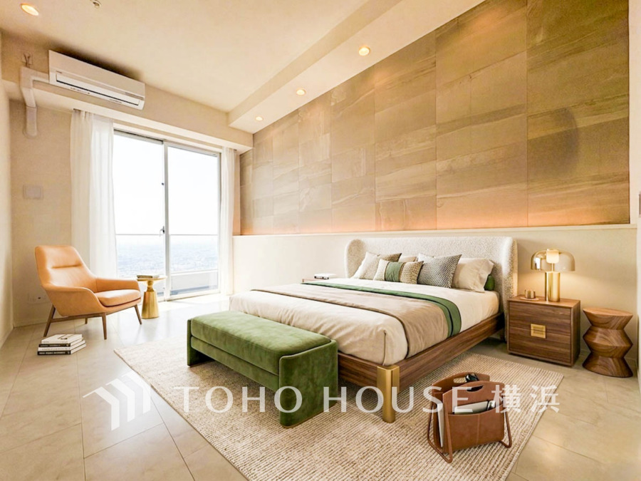 洗練されたデザインと落ち着く色合いの寝室。大きな窓からは開放的な景色が広がります。（装飾品はAI加工です）