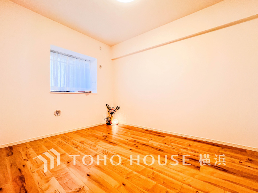 穏やかな風と陽光を導き、プライバシーに配慮された設計プランを採用し、居住性を一段と心地よいものにしています。明るく開放的な空間を演出しております。