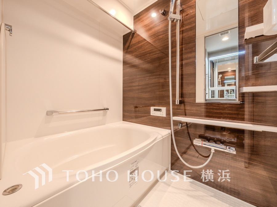 上質が感じられる質感とカラーリングで、清潔な空間美を実現。一日の疲れが癒される優雅なバスタイムを堪能できるゆとりあるバスルームです。