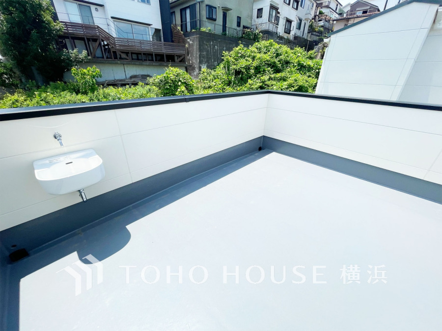 大空を感じてのびやかな時間を愉しめる、開放感溢れるルーフバルコニー。お天気の良い日には、アウトドアリビングとしてお使い頂くのも素敵です。