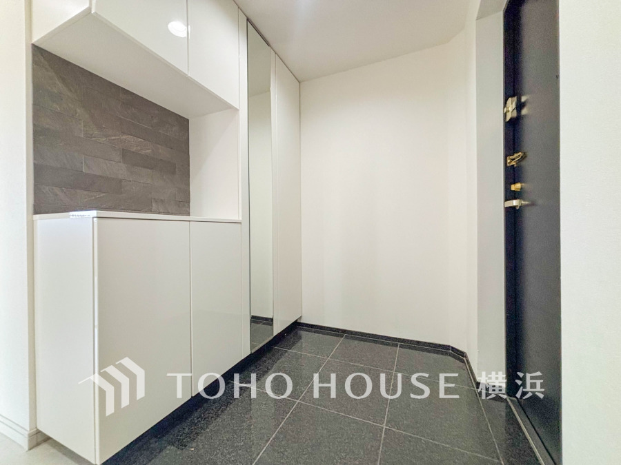 豊富な収納を確保した玄関スペース。白を基調とした明るく清潔感溢れる空間です。