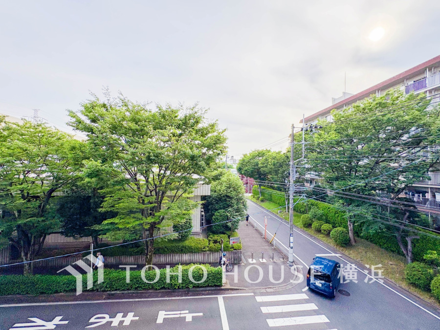 この開放感ある眺望と共に閑静な住宅街の季節感を演出する四季折々の変化を楽しめる心地よい場所となることでしょう。