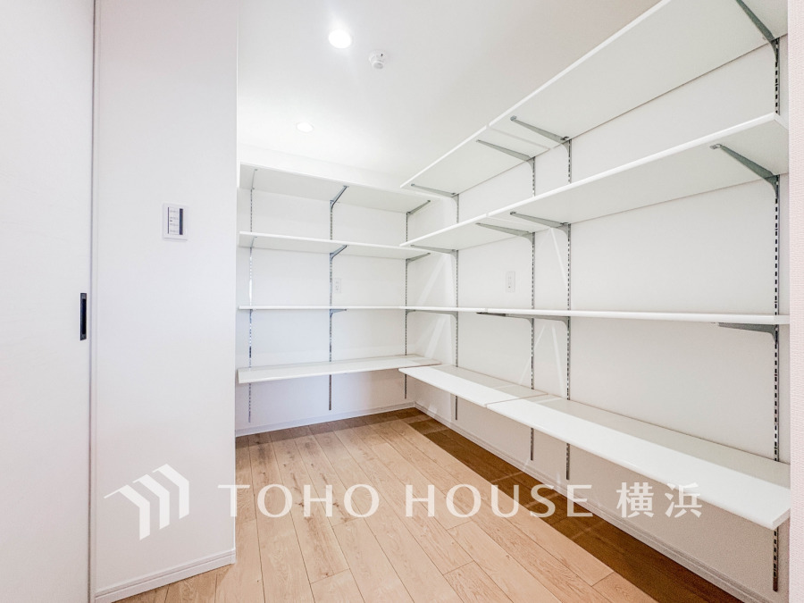 大型のパントリーをご用意いたしました。お買い物のストック分やその他の収納など、大容量の収納スペースとなっております。是非、現地をご確認下さい。