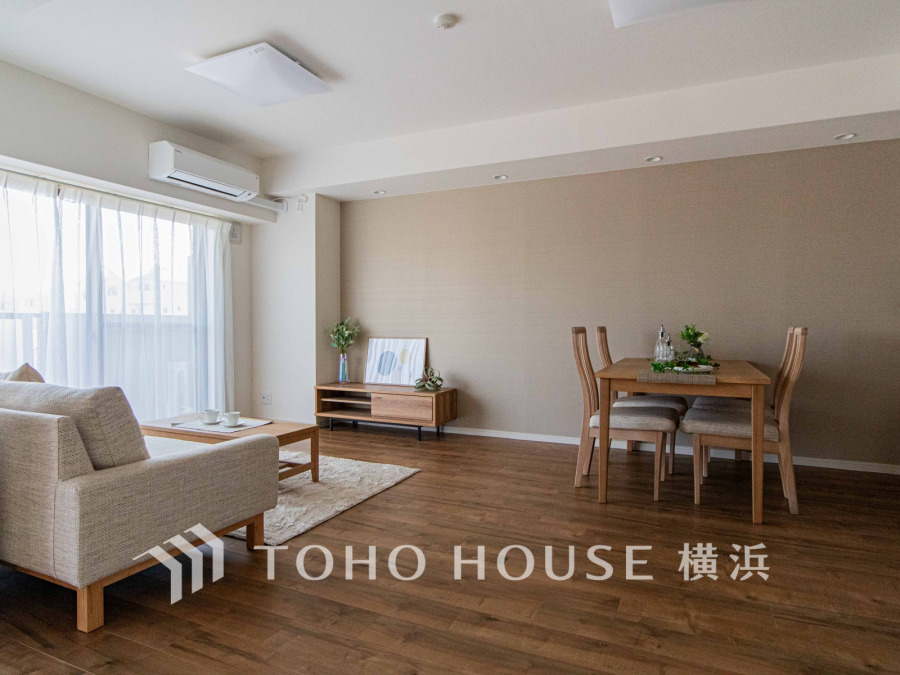 明るく開放的な空間が広がるLDK。室内には豊かな陽光が注ぎ込み、爽やかな住空間を演出。ホームパーティーでもゲストと一緒に料理を楽しみながら楽しい時間を過ごせそう。