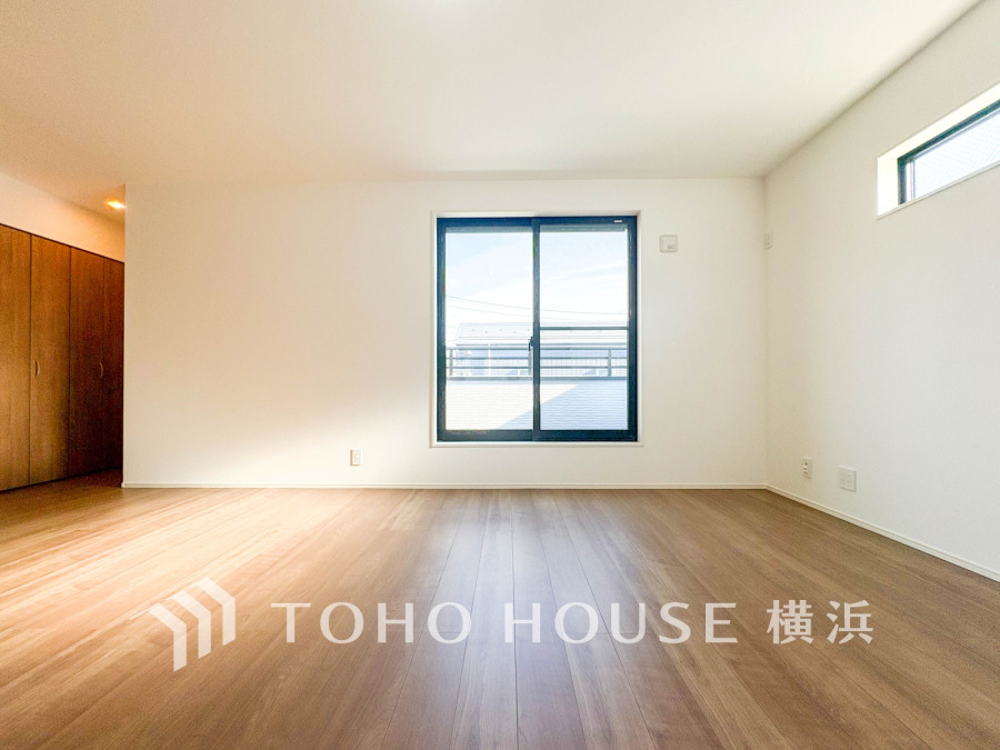 自然光がたっぷり入る明るいリビング。シンプルな内装で自由にインテリアを楽しめます。